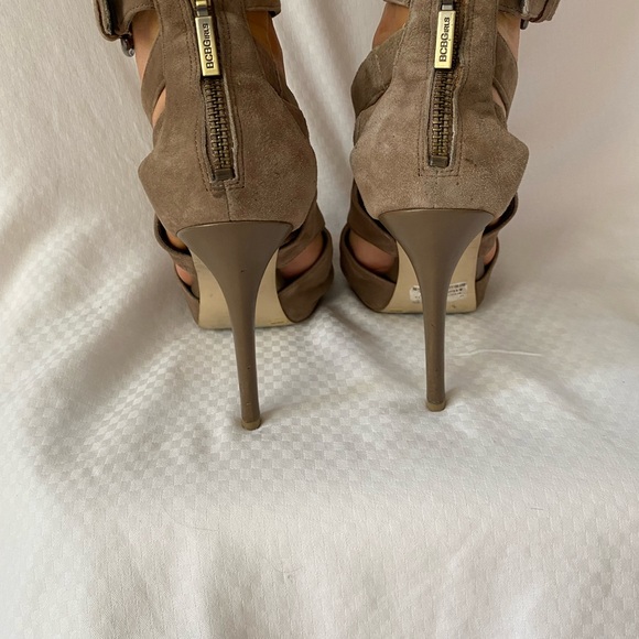 BCBG Girls suede sandals.  1/2” at toe and 4.5 heel. Lightly worn. - Picture 3 of 6